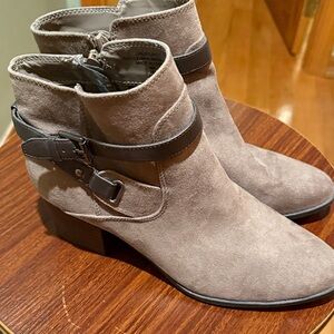 New Unisa Unlaylay Taupe Ankle Boots with Dark Brown Faux Leather Strap Size 8